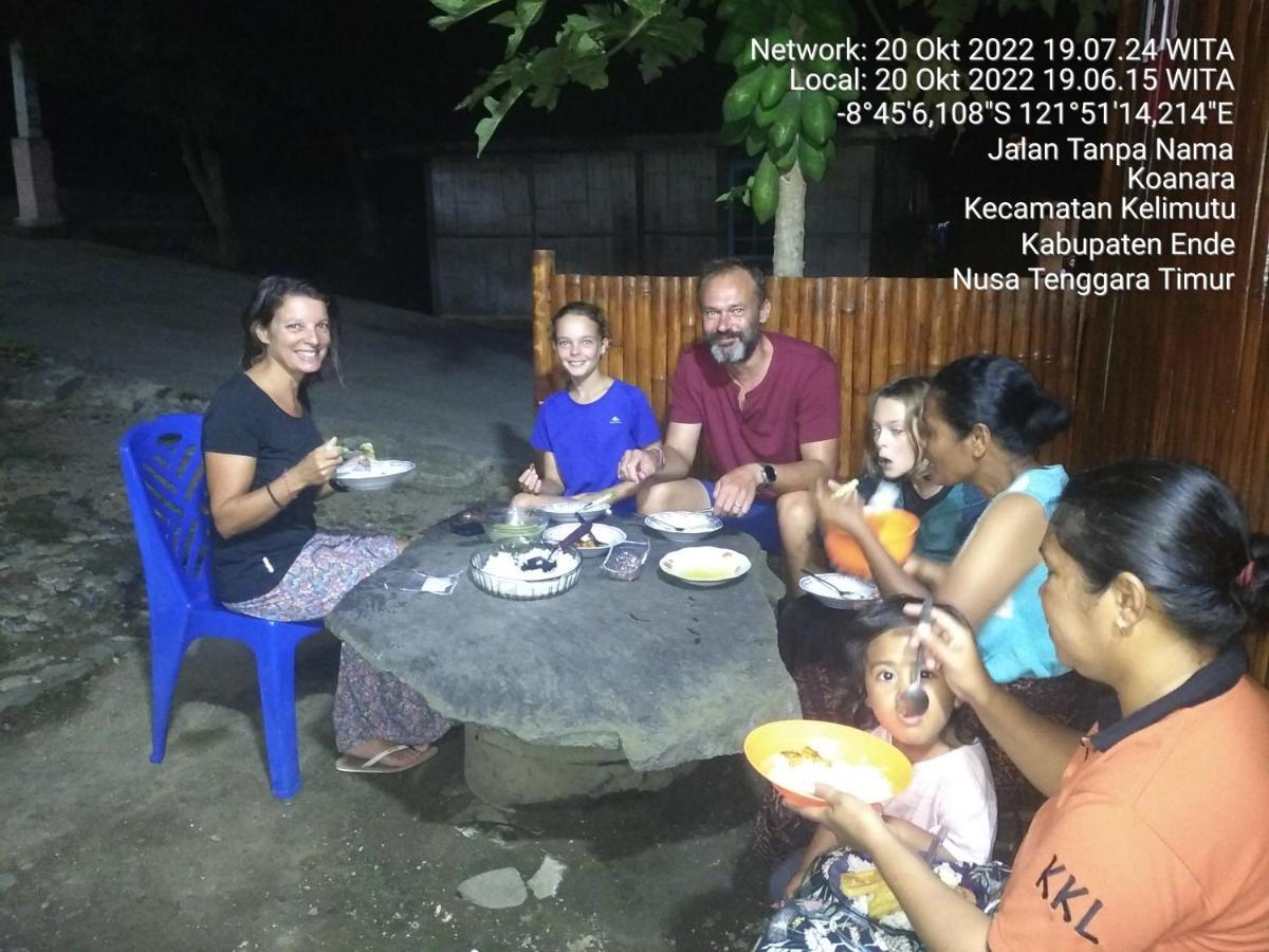 Family Guest House Moni Kelimutu Bagian luar foto